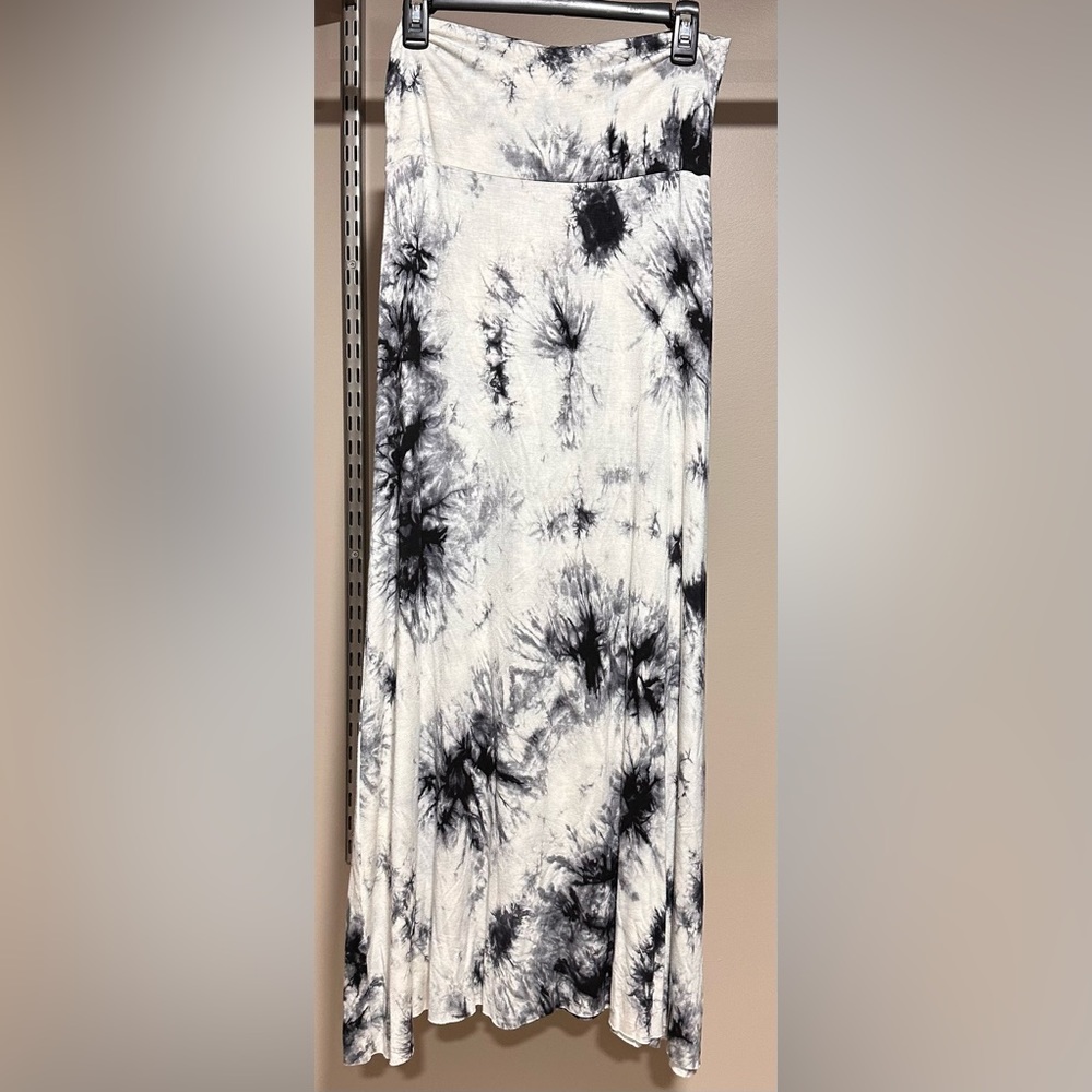 NWOT Women’s Natural Life Tie Dye Skirt - Medium